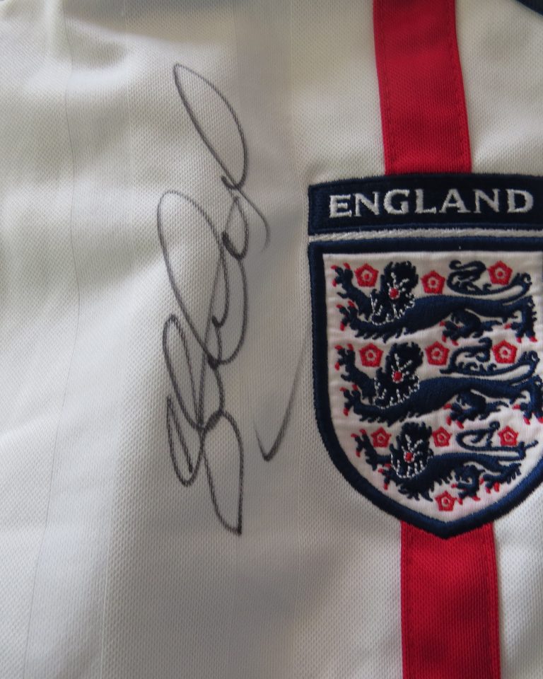 England 2001 2002 2003 home shirt Umbro soccer jersey size L squad signed (5)