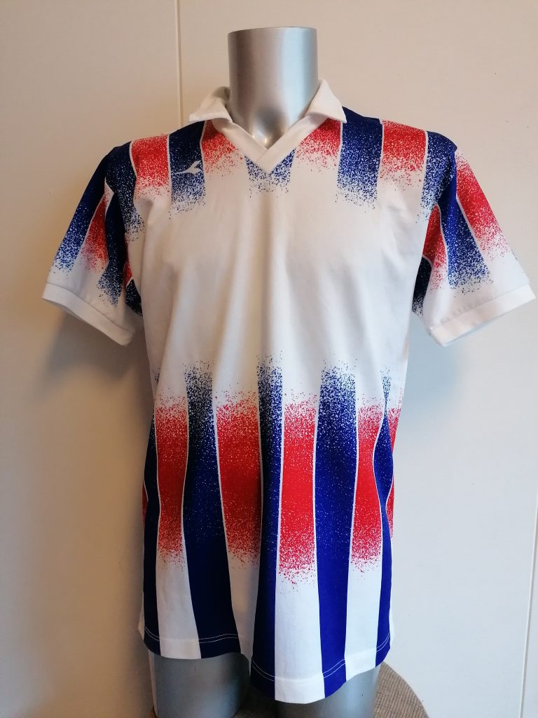 Vintage Diadora 1990ies soccer shirt white red blue size M (1)