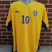 Vintage Sweden EURO2004 home shirt Ibrahimovic 10 Umbro size XL (2)