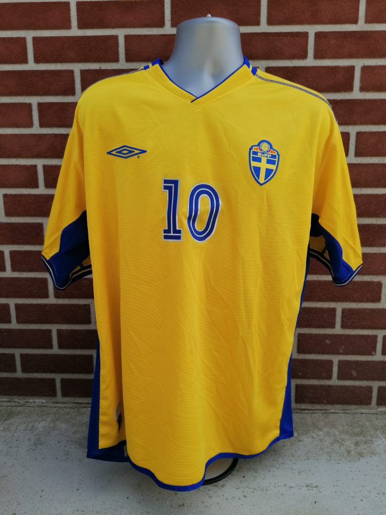 Vintage Sweden EURO2004 home shirt Ibrahimovic 10 Umbro size XL (2)